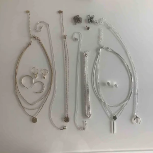  - Både silver  och guld örhängen och halsband  från alltifrån hm till glitter som hållits väldigt bra då jag knappt använt dom👌🏻👌🏻