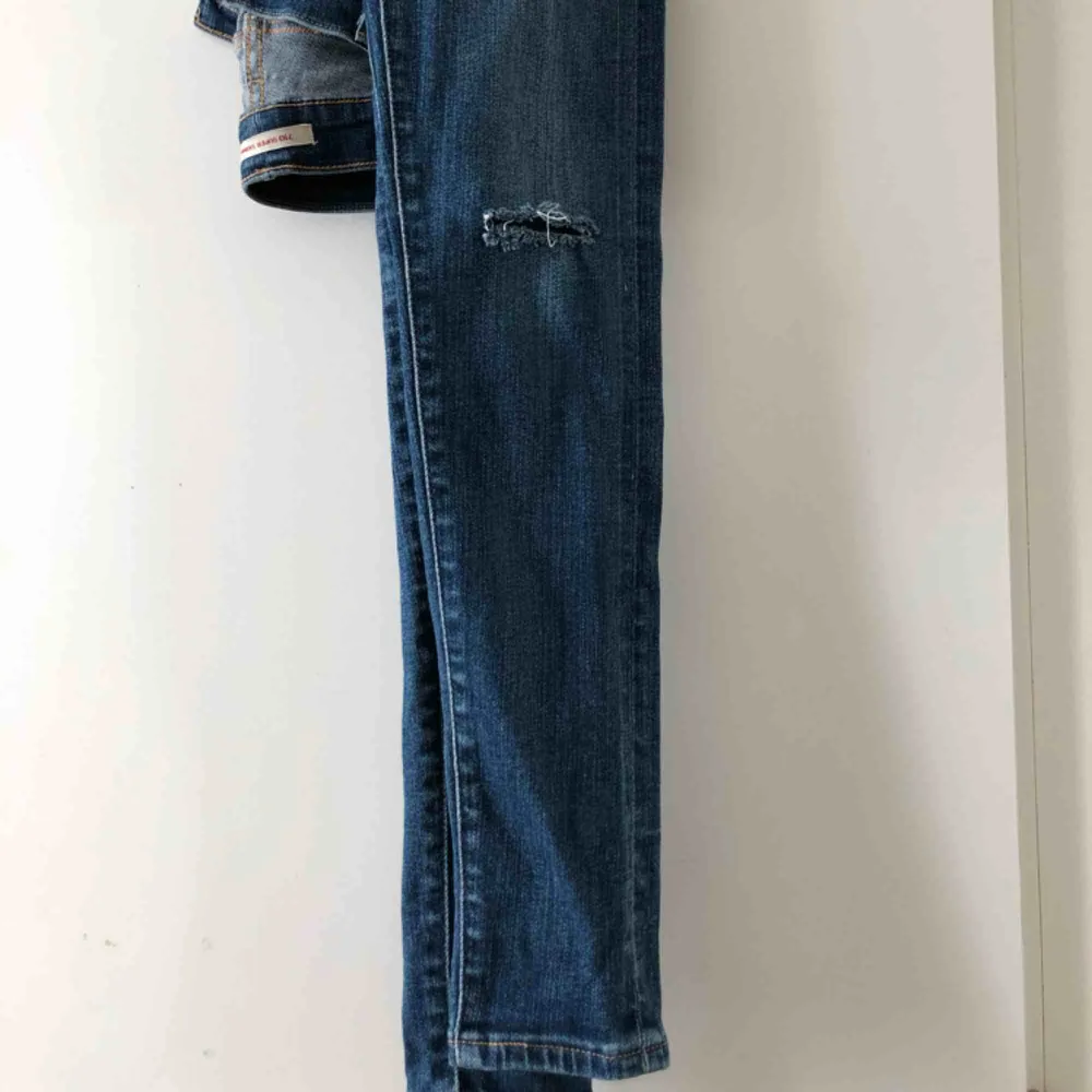Jättefina blåa Levi’s Jeans, slim fit, men stretchiga, med hål i knäna! (det är meningen såklart), köpta för två år sedan och använda ett par 5 gånger men säljes för att de ej används!! . Jeans & Byxor.