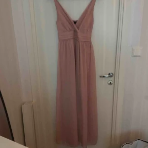  - Otroligt fin långklänning. Jätte vacker puderrosa färg. Använd vid ett tillfälle✨✨original pris 600 . Adjustable band!