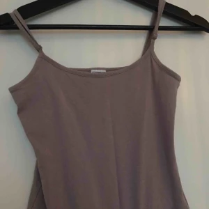  - Använd fåtal gånger, jätte fin lilagrått linne. Adjustable band!✨✨