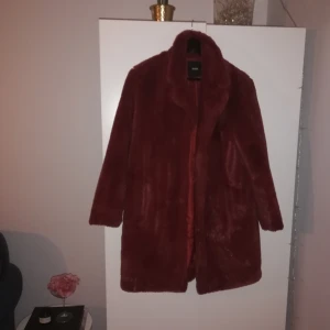  - Snygg röd fuskpäls. 