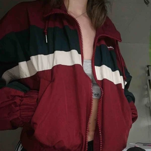  - Oversized croped windbraker från urban outfitters! Supersnygg men knappt använd och säljer pga att jag inte tycker att det riktigt är min färg hihi. Köpt för 850kr men säljer för endast 200r + frakt !! Kan mötas upp runt Växjötrakten 🥰✨☀️