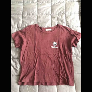  - 👽 Alien t-shirt från Pull & Bear (frakt tillkommer) 👽