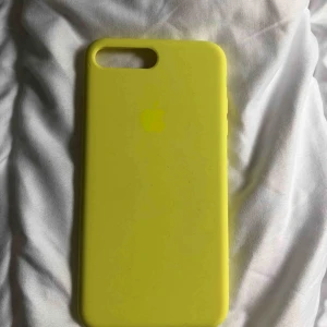  - Ljus gult skal som passar iPhone 7/8 plus i fint skick som knappt är använd! 