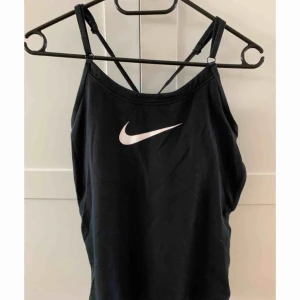  - Nike träningslinne, har en innerbh