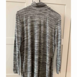  - Oanvänd tunnare tröja med polokrage och slitsar på båda sidorna