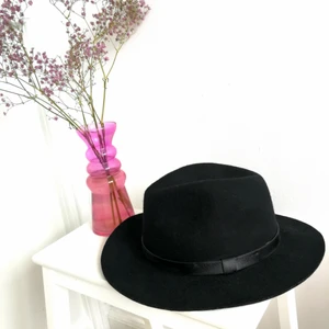  - Svart hatt! Ganska stor för oss med stora huvuden! 