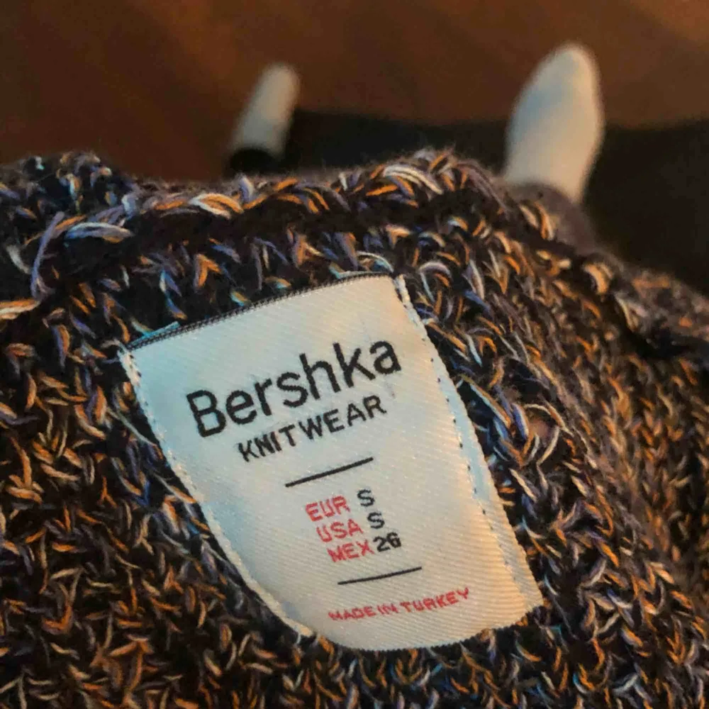 Jätte mysig stickad kofta i härligt mönster:3 köpt i Spanien på bershka. Stickat.