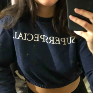  - Cropad sweatshirt med texten ” superspecial ” på! Knappt använd! Dm vid intresse 🥰