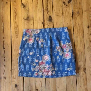  - Mycket tjusig kjol i fint skick från Zara. 