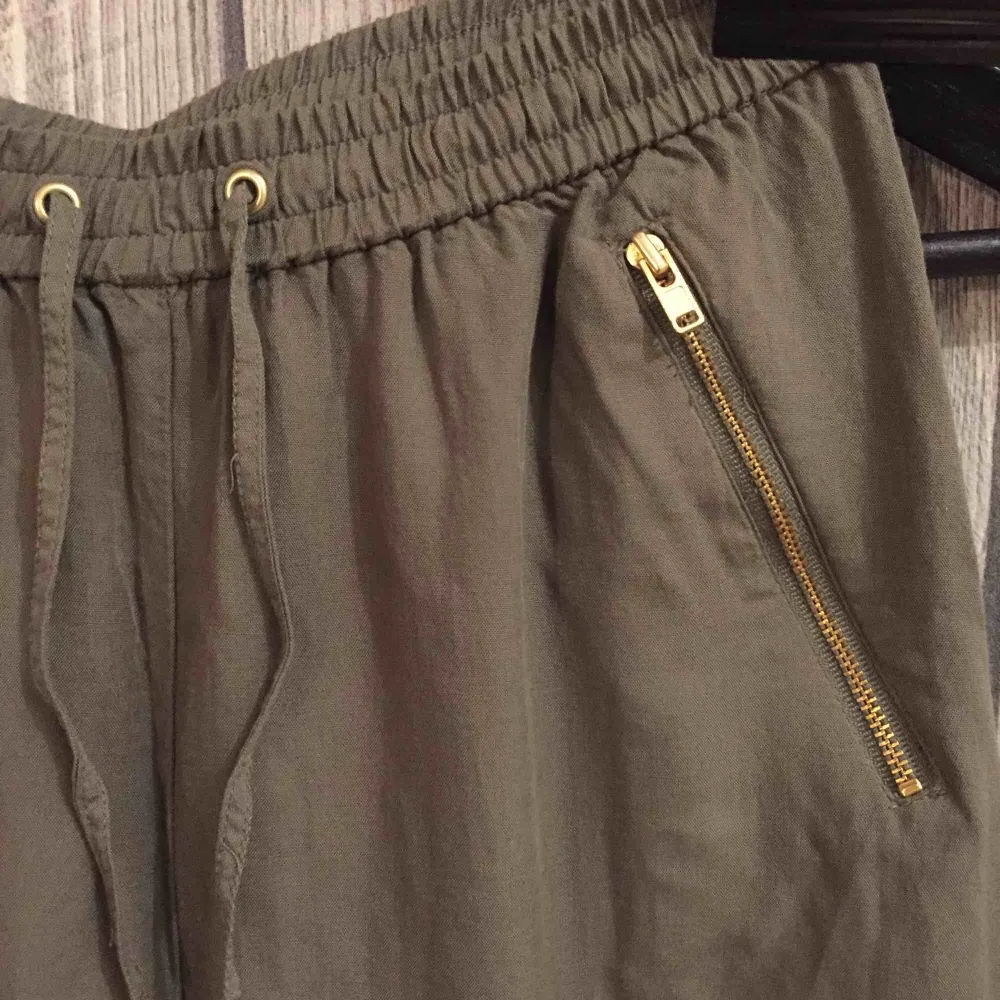 Gröna byxor med guld dragkedja från H&M i storlek 152. Passar även på  . Jeans & Byxor.