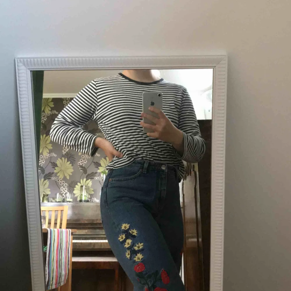 Högmidjade mom-jeans i modellen Kimomo söker nytt hem💛 Väl använda då de är både sjukt bekväma & snygga, men säljer då de ej kommer till användning längre :( någon tråd på broderiet sticker upp (se sista bilden), men inget man inte kan fixa. Jeans & Byxor.