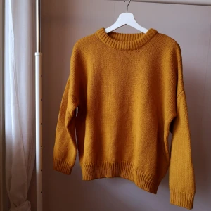  - Skön stickad tröja I helt underbar färg!