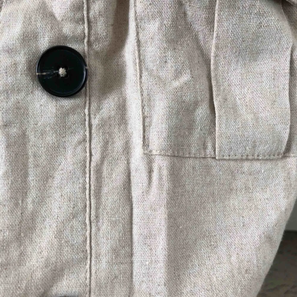 Supersnygg linne beige jacka köpt på ASOS men från ”New look” köpt för 400 kr, använd en gång då det inte var min stil! Mycket bra kvalité, perfekt färg och material till hösten!:). Jackor.