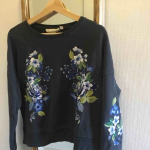  - Superfin grå tröja med blåa/vita blommor på från H&M!! Säljer då den tyvärr inte används särskilt mycket. Den är i strl S! Köparen står för frakt☺️