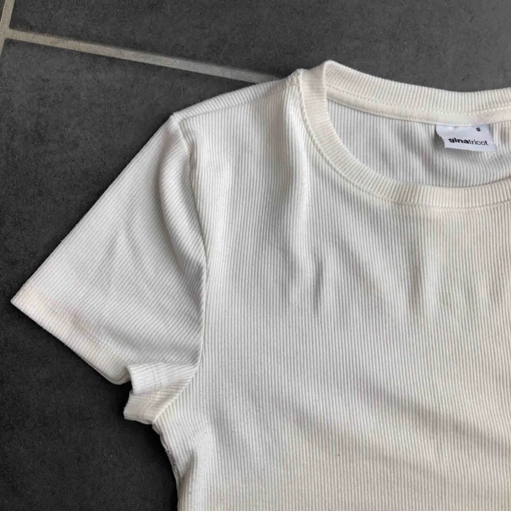 En vit ribbad, basic t-shirt ifrån Gina, storlek S. Använd ett antal gånger.👚 +  frakt 59kr. T-shirts.