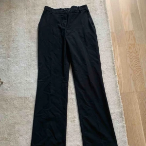  - Svarta kostymbyxor från hm i storlek 36/S.