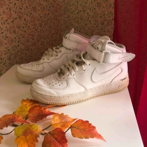  - Nike Air force höga i fint skick! Sparsamt använda och även tvättade men man kan säkert få dom att se ännu nyare ut! Köparen står för frakt 😁👍