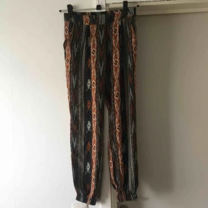  - Fint skick. Med fickor och resår i midjan.  📬 Frakt 54kr