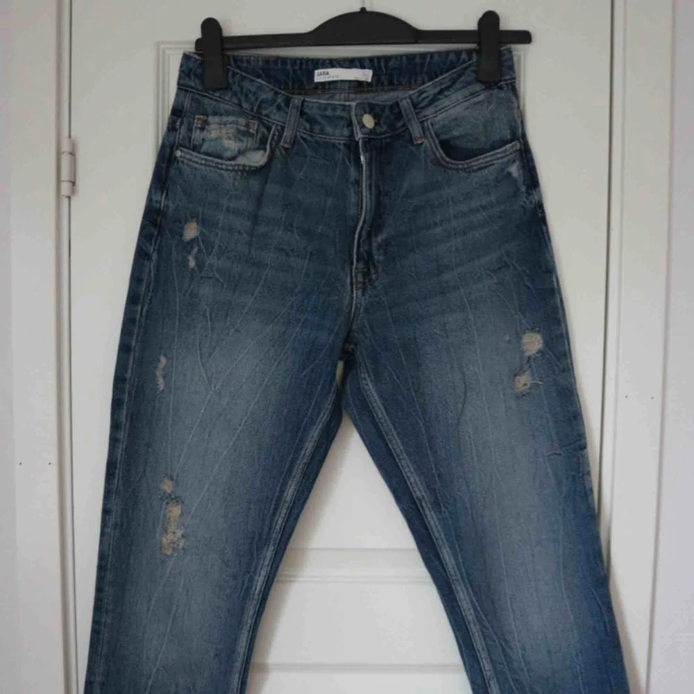 Säljer ett par mjukare jeans som aldrig är använda!  De är i en ”mom-jeans modell” Med lite slitningar🤍. Jeans & Byxor.