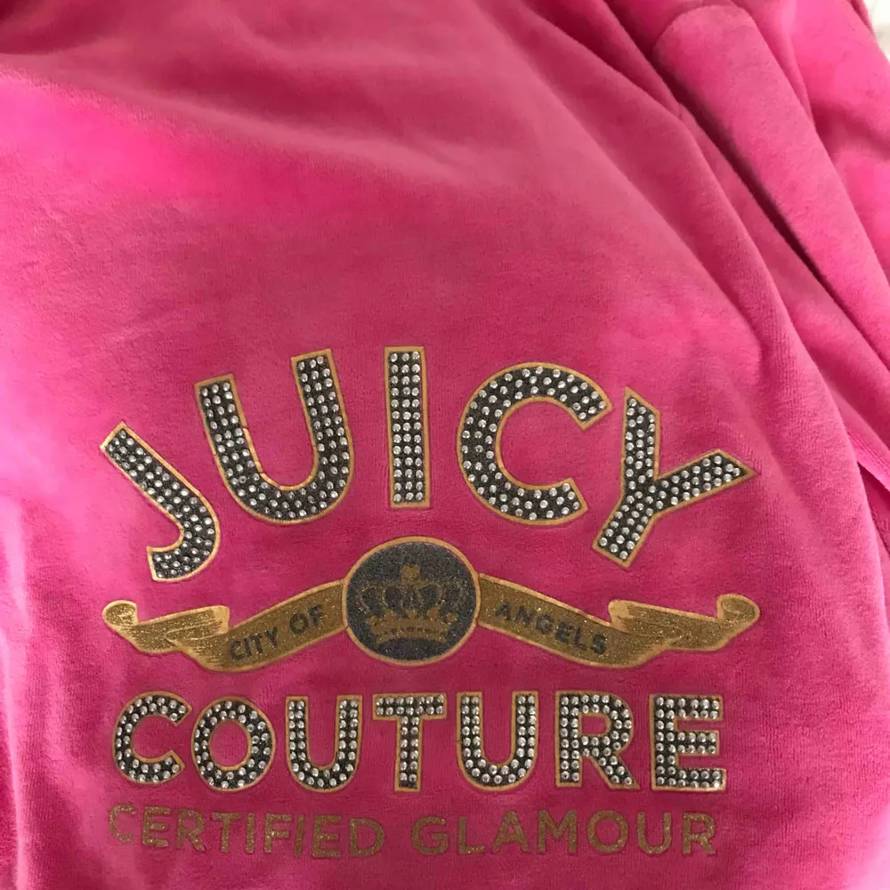 Juicy couture kofta köpt för ca 900 på Raglady by tara! Den är i storlek 12 år men funkar som en xxs. På mig som är en XS är den lite liten! Koftan är i mycket fint skick och köparen står för frakten! . Hoodies.