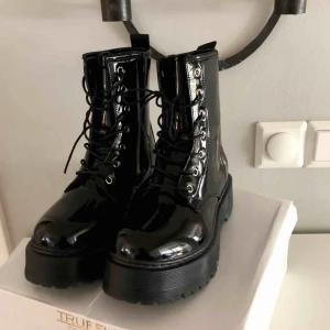  - Svincoola lack-boots med hög sula som säljes då de tyvärr är lite för stora för mig. Har vanligtvis 36-37 men dessa drar mer mot en 38a. Helt oanvända och i originalförpackning