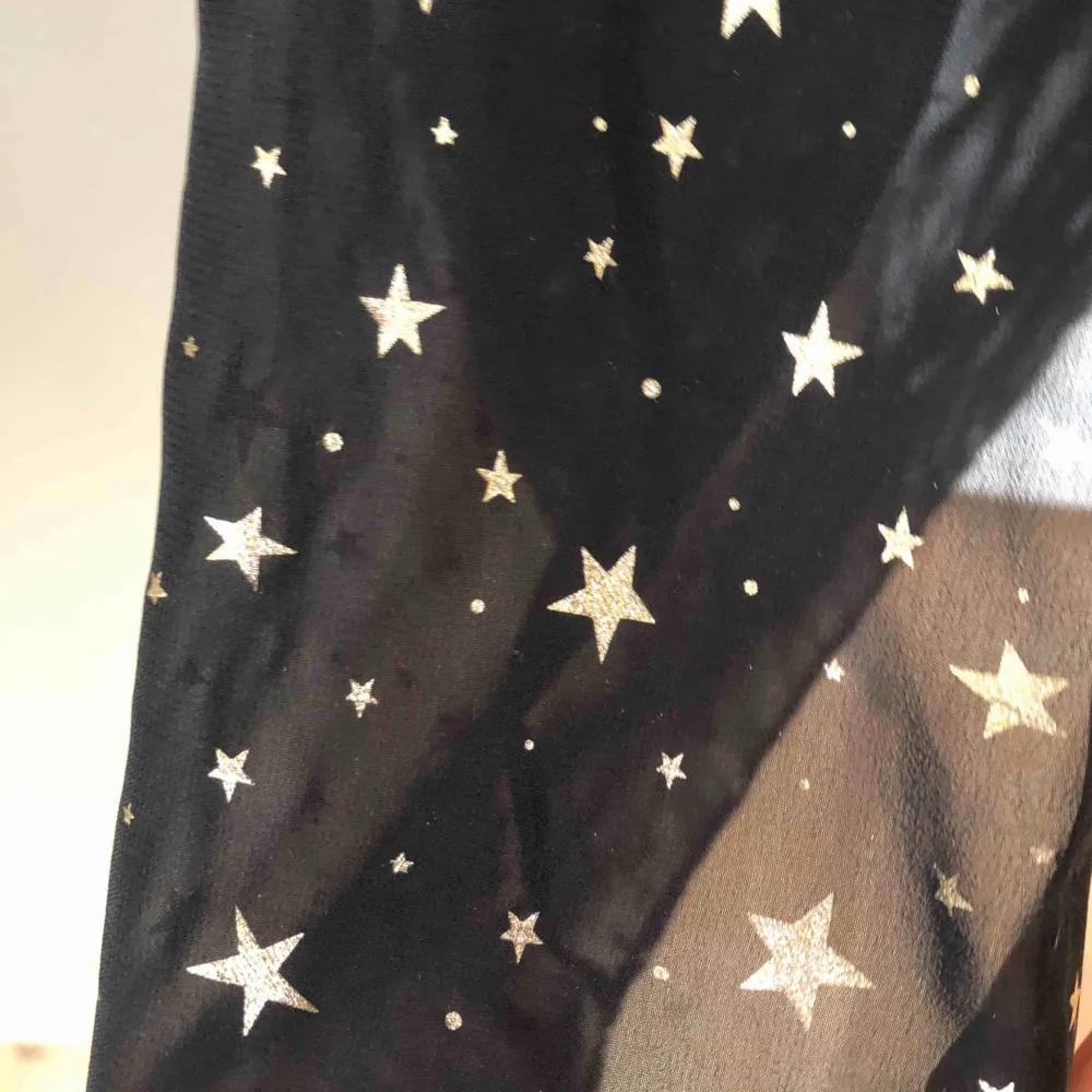 En mesh blus/skjorta med guldiga stjärnor!!🌟 Skitsnygg men är tyvärr för liten för mig🥰 Frakt ligger på ca 40kr. Blusar.