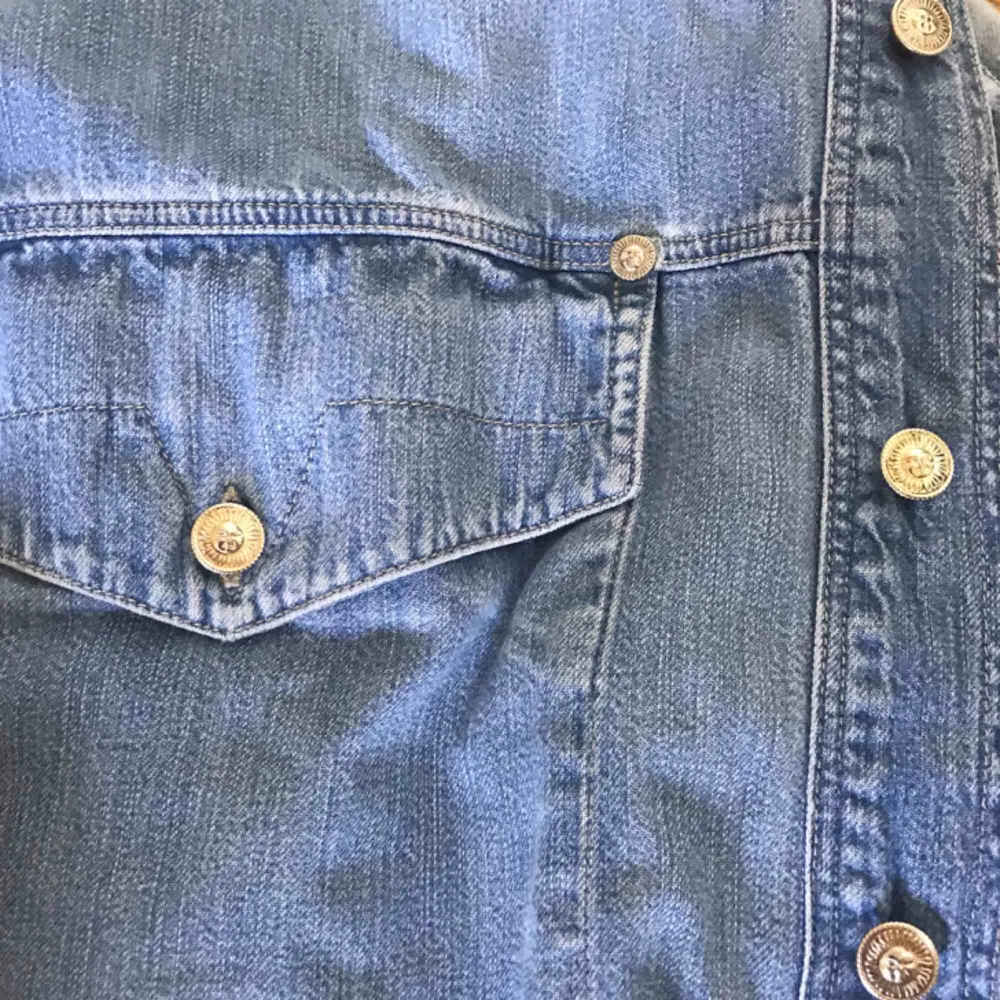 ÄKTA VERSACE jeansskjorta köpt på Humana Second Hand i Malmö, jättebra skick, använd ett par gånger!. Tröjor & Koftor.