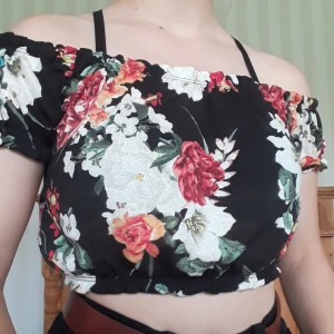  - Off the shoulder topp, i storlek L men jag som är M kan ha den. 