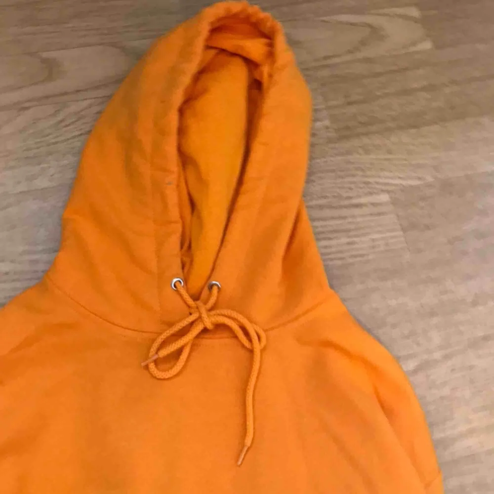 Säljer en orange skit snygg hoodie som tyvärr inte kommer till användning då jag redan har en nästan likadan:( pris kan diskuteras . Hoodies.