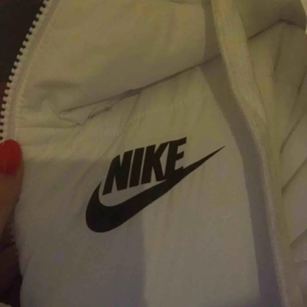 Nike jacka perfekt för höst och vinter, frakt tillkommer💞. Jackor.