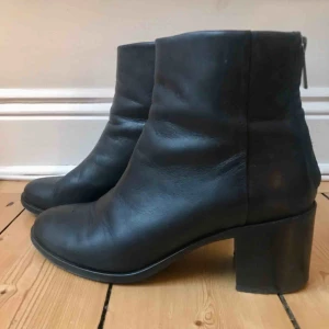  - Filippa k, mörkblå boots. 