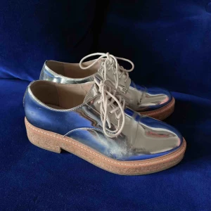  - Silvriga skor från Mango. Använda 2 gånger. Färgen har lossnat lite här och var men i helhet ser de fortfarande skitsnygga ut! Möts upp i Stockholm eller skickas mot frakt!