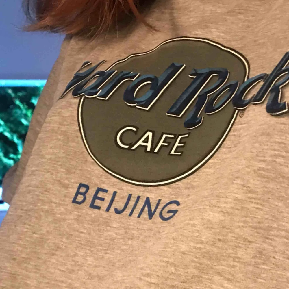 Hard Rock Café tröja från Beijing🖤 asball med nästan allt! Säljer då den inte används tillräckligt! . T-shirts.
