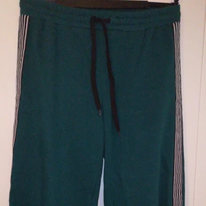  - Coola mörkgröna mjukisbyxor med streck på sidan Aldrig använda utanför huset Bra kvalitéer, varma Frakt betalas av köparen 