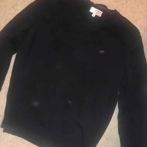  - Svart tygtröja. Inga vita fläckar på, det var kameran:)