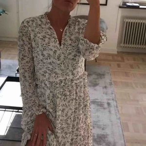  - Klänning från NA-KD. Endast använd i en haul! Frakt tillkommer :)