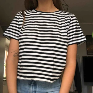  - randig tröja i en skitsnygg boxig modell! köpt från lager 157 och passar till allt!!