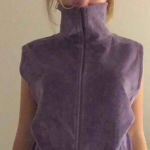  - Sjukt cool vest, gula velour!! Ser ut så bra med en hoodie eller långärmad!  