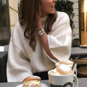  - Vit tjockstickad tröja med en liten polokrage. Väldigt varm och lite oversized. Säljer pga att den tyvärr inte kommer till användning