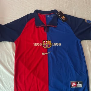 Special legendary FCB tröja - Helt ny och aldrig använd ! Den är gjord av super fin material!  Priset kan diskuteras lite vid snabb affär! Finns andra tröjor om man är intresserad så kolla bara i min profil 