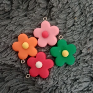 Smycken  - Fyra små gulliga blommor 