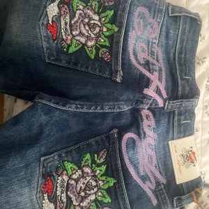 Ed Hardy jeans - Ett par skit snygga Ed Hardy jeans. De kommer inte till Användning längre på grund av att de är för små❤️ skriv gärna om ni har frågor💞💞