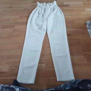 Missguided byxor med knytband  - Snygga högknytnings byxor från missguided I ny skick 