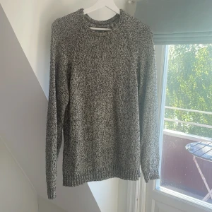 Massimo dutti stickad - Itaelenskt ull, handgjord i spanien Välanvänd men omhändertagen