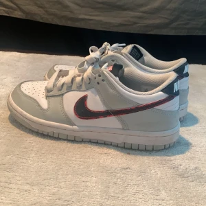  Nike dunk low lottery pack ’Grey Fog’ - Säljer mina gamla skor. Skick 6/10. Använt fåtal gånger.  Nike märket är lite rött på kanterna för att det svarta  har slitits bort lite.