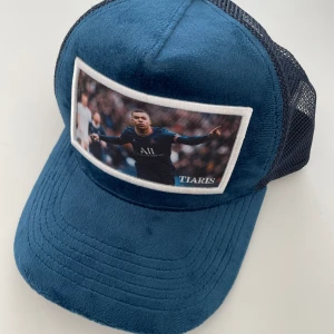 Mbappe keps - Säljer en helt ny brandoftiaris keps. Skick 10/10. Inte använd någon gång.