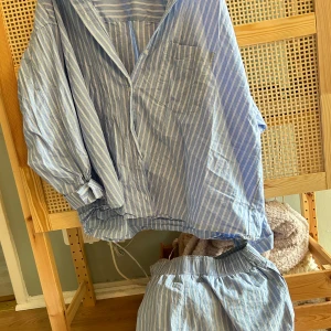 Set skjorta och shorts - Shortsen använda flitigt men varsamt använda, skjortan använd Max 2 gånger. storlek XL men passar som oversize på mig som är S 