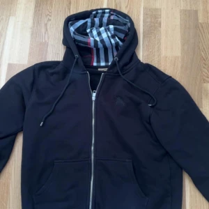 Burberry hoodie - Säljer nu min knappt använda burberry kofta. Koftan är i storlek L men skulle säga att det passar en person med M. Tags och påse medföljer! Priset går att diskutera vid snabb affär.