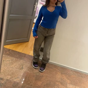 Säljer både tröjan och byxorna  - Byxorna är mid waighs grå jeans från Gina i storlek 32 men jag brukar vara 36 och dom passar super fint. Jag köpte byxorna för 500kr kommer sälja dom för 350kr🩷🩷. Tröjan är från bikbok och är i storlek s köptes för 350 kommer sälja för 200🩷🩷 